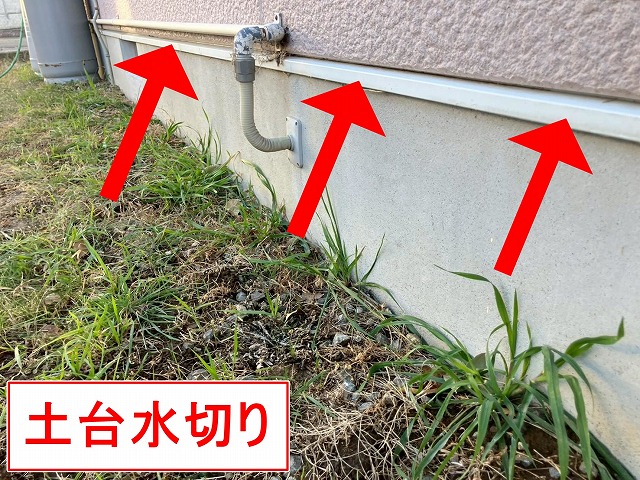 山梨市で土台水切りを塗装する様子(ファインSiでシリコン塗装)