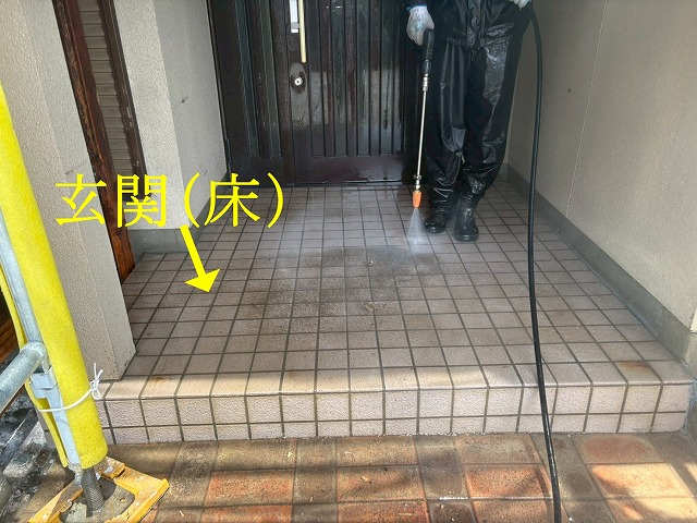 南アルプス市で塗装前の床(玄関床)を高圧洗浄する様子