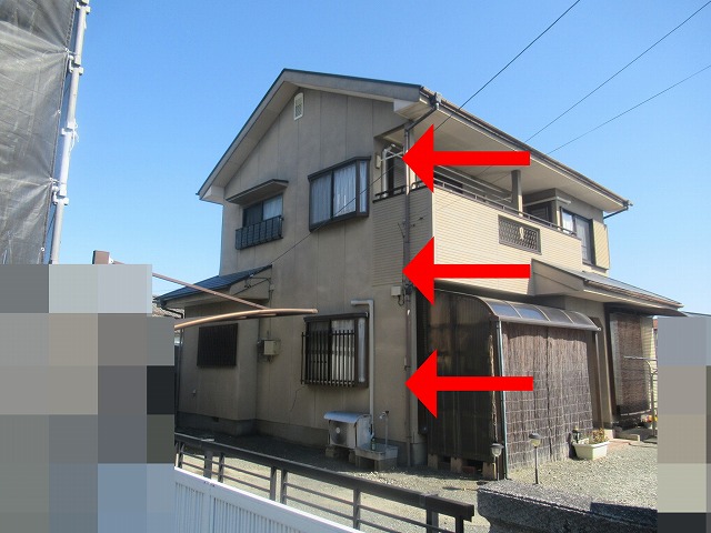 建物側面の雨樋全景ビフォーアフター(塗装前)