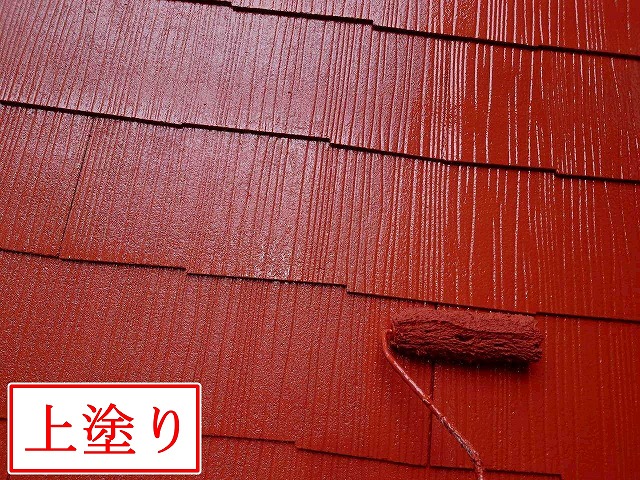 屋根の上塗り作業