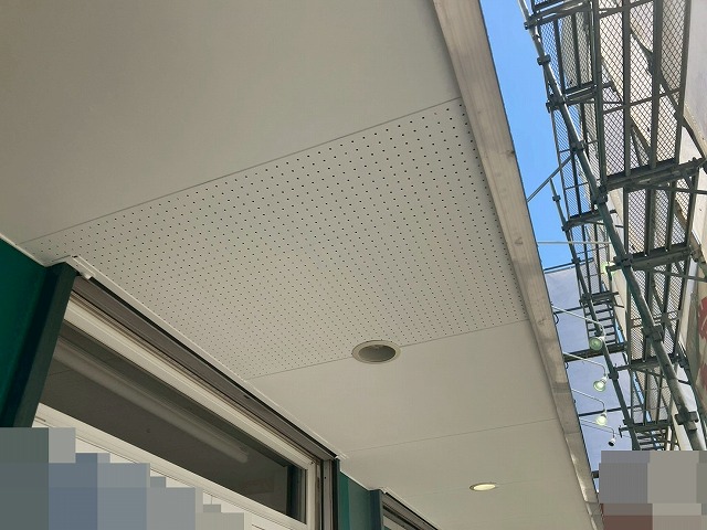 白く整った軒天