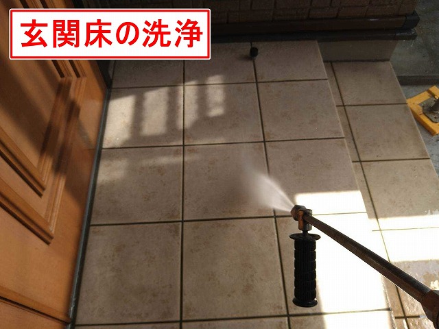 甲府市で外玄関の床を洗浄・清掃する様子