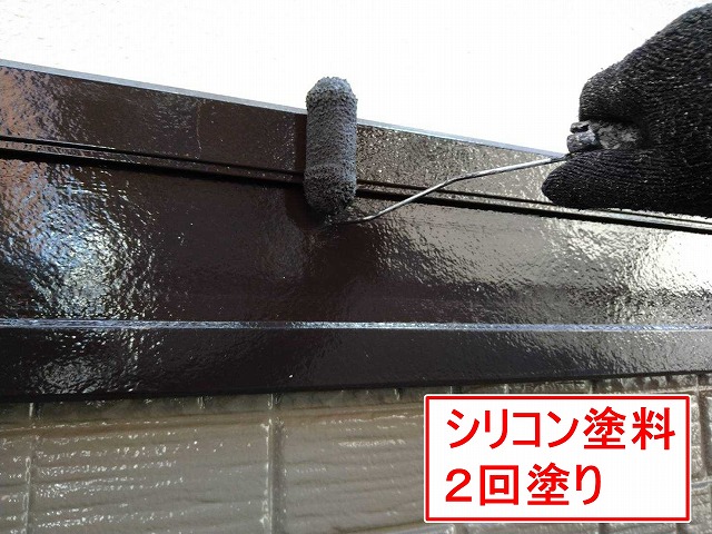 甲府市で住宅の幕板にシリコン塗料2回塗りを行う様子