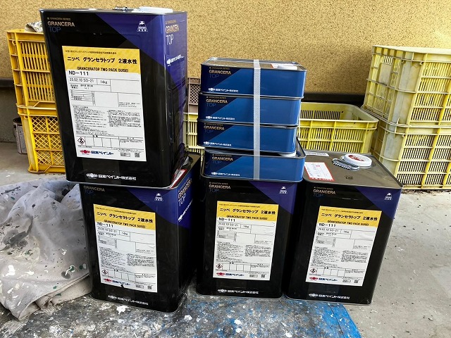 笛吹市でモルタル外壁に上塗りを行う様子（グランセラトップ2液水性※無機塗料を使用）