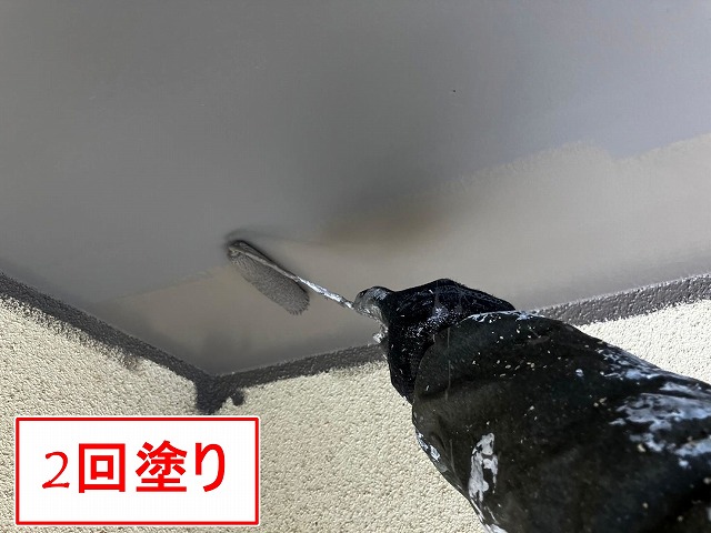 笛吹市で軒天にケンエース塗料を塗装する様子(2回塗り)