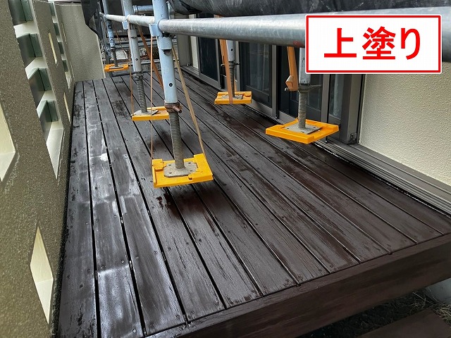 笛吹市でウッドデッキに上塗り(2回塗り)を行う様子