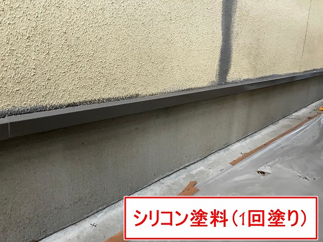 笛吹市で水切り塗装を行う様子(シリコン塗料1回塗り)