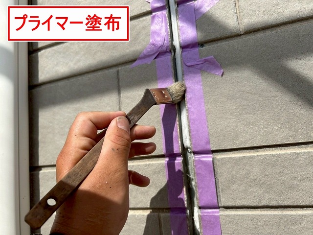 南アルプス市で外壁目地にプライマーを塗布する様子