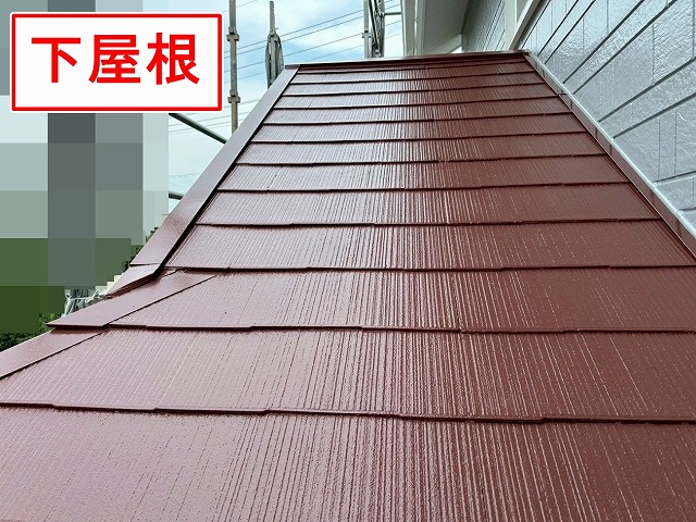 南アルプス市で下屋根を塗装する様子