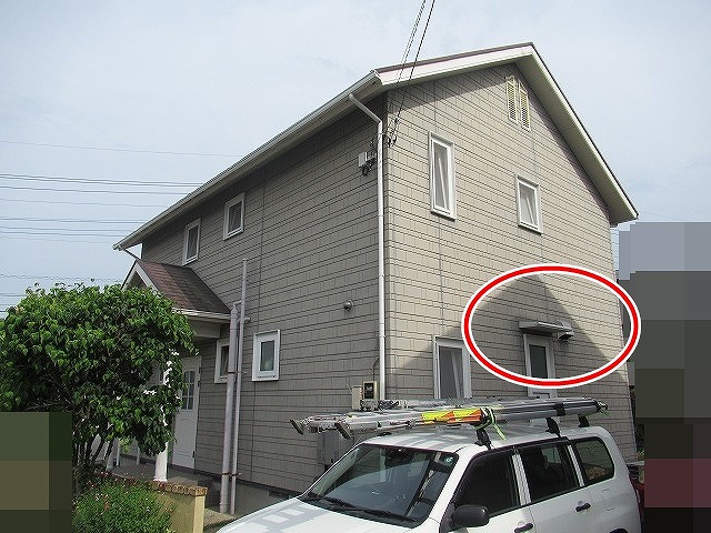 南アルプス市で付帯部(庇・換気フード)を塗装メンテナンスする様子(ビフォーアフター)