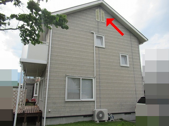 南アルプス市で黄ばみの目立つヤギリ(通気口・ガラリ・ルーバー)に吹き付け塗装を行う様子