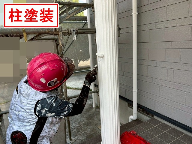 南アルプス市で柱ポーチ塗装でシリコン塗料（ファインSi）を使用する様子