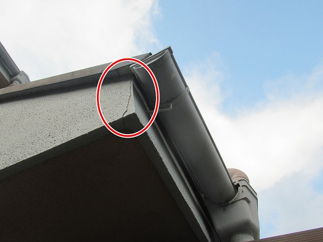 笛吹市で破風・鼻隠しにひび割れ（クラック）が発生している様子