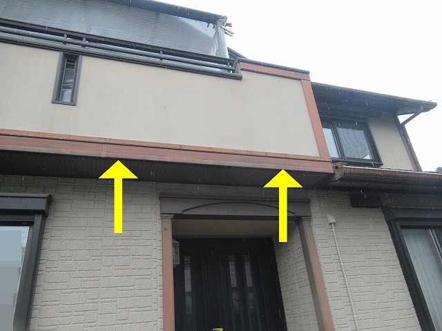 西八代郡市川三郷町で幕板（帯飾り）が色あせている様子