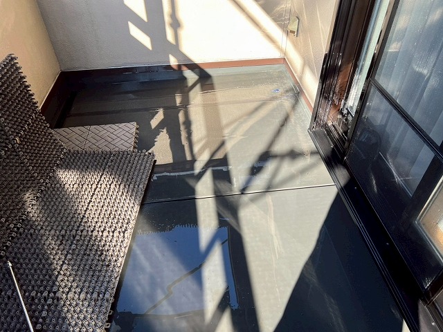 西八代郡市川三郷町でベランダ（バルコニー）床を高圧洗浄する様子