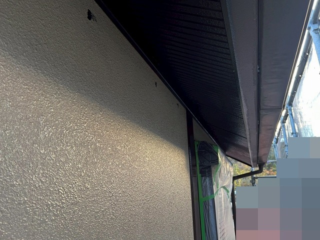 西八代郡市川三郷町で色あせた軒天にケンエース塗料で塗装する様子