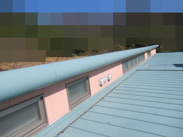 南都留郡富士河口湖町で観光ホテルのガルバリウム鋼板屋根の調査を行う様子