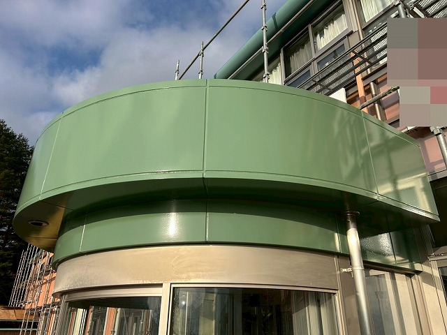 南都留郡富士河口湖町で金属製の玄関上ポーチ塗装（シリコン塗装）のビフォーアフター