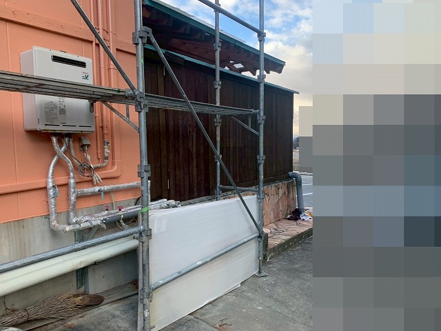 南都留郡富士河口湖町で観光ホテルの木部を塗装する様子（完工時の写真）