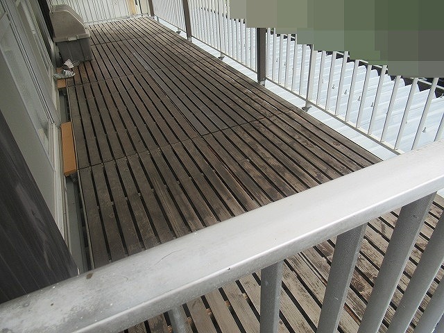 西八代郡市川三郷町で木部(ウッドデッキ・ベランダのすのこ)が色あせている様子