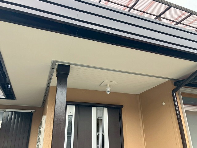 西八代郡市川三郷町で軒天塗装を行う様子（ケンエース塗料で防カビ仕上げ）