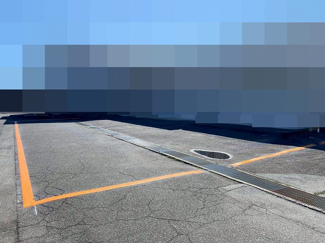 甲府市で駐車場（アスファルト）の黄色いハードライン引き工事（アトムライン使用）