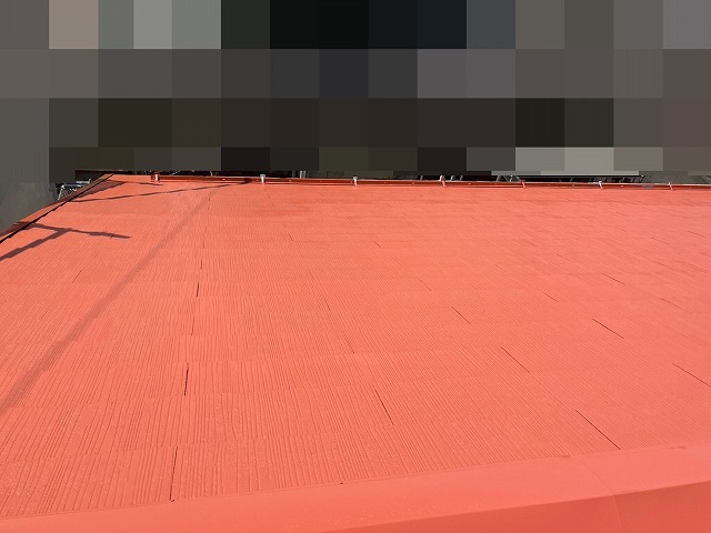 山梨市でコロニアル屋根（スレート屋根）の無機塗装（上塗り）を行う様子