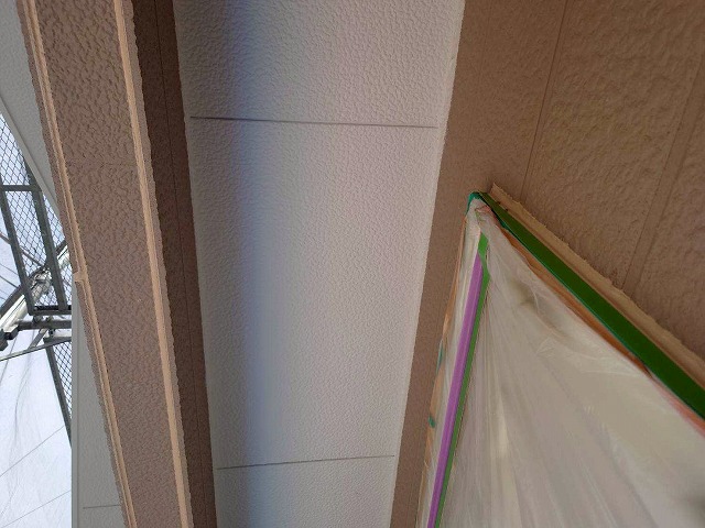 山梨市で軒天塗装をして、塗膜保護（防カビ・防藻）を行う様子