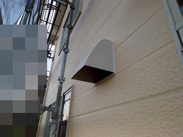 山梨市で付帯部(換気フード)をファインSiでシリコン塗装する様子