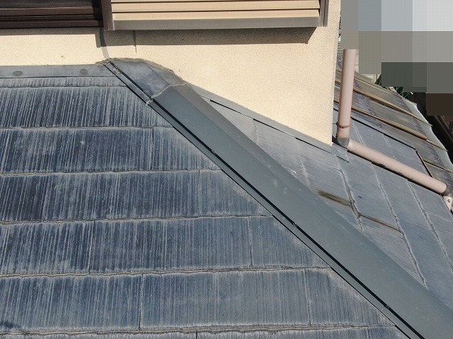 南アルプス市でスレート(コロニアル・カラーベスト)屋根の棟板金の継ぎ目(シーリング)が劣化している様子