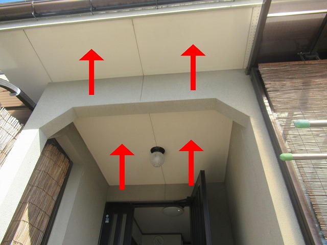 南アルプス市で軒天に黒ずみ(雨染み)が発生している様子