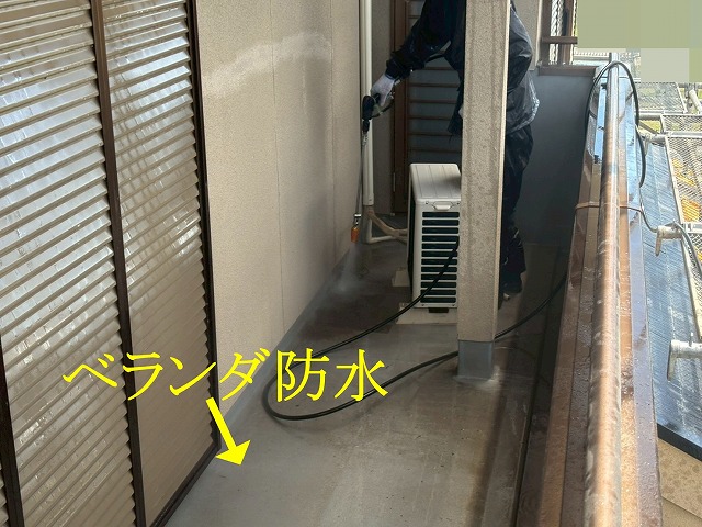 南アルプス市で塗装前の床(ベランダ防水床)を高圧洗浄する様子