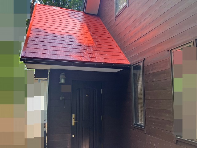 塗装後の下屋根と玄関