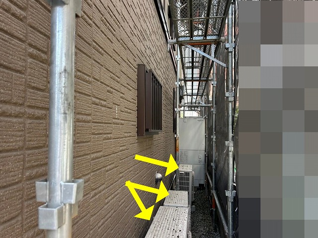 甲府市で室外機など移動できない設備を避けて足場に設置する様子