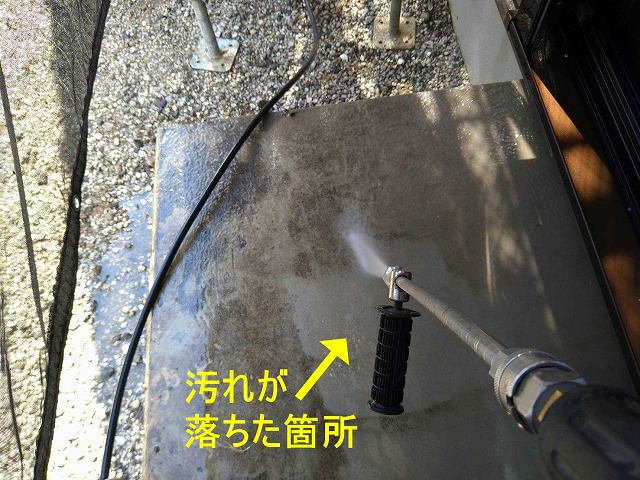 甲府市で外玄関の床を洗浄・清掃し、汚れが落ちている様子