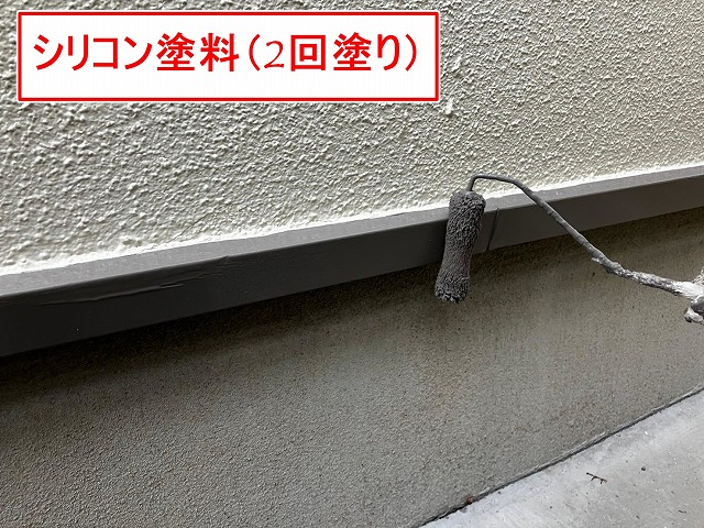 笛吹市で水切り塗装を行う様子(シリコン塗料2回塗り)