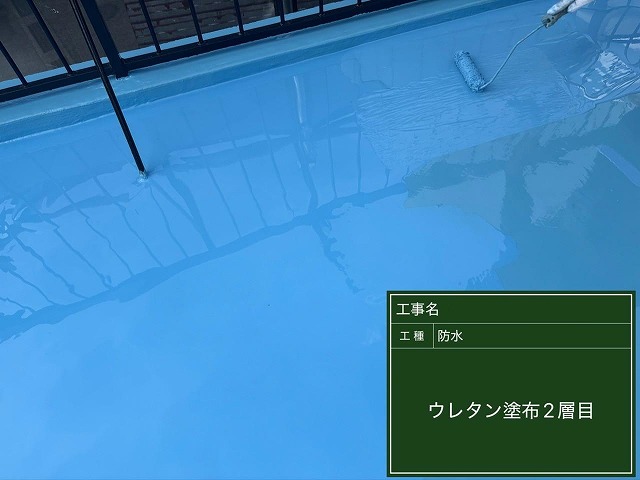 甲府市で屋上防水とベランダ(バルコニー防水)に液体のウレタン樹脂を2回する様子