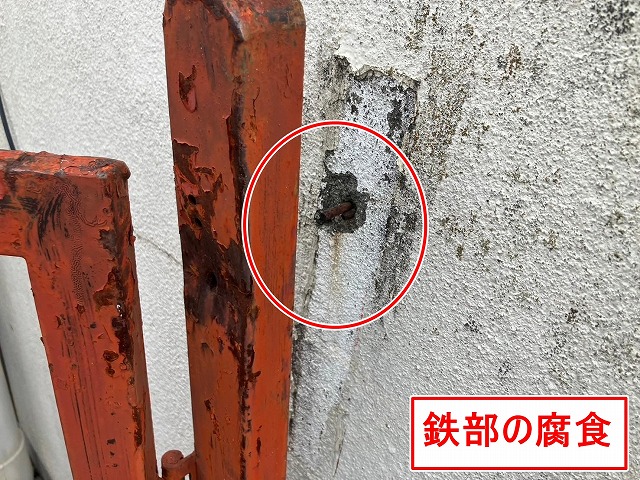 甲府市で塗膜剥がれ・錆びの発生した門扉(金具の腐食あり)