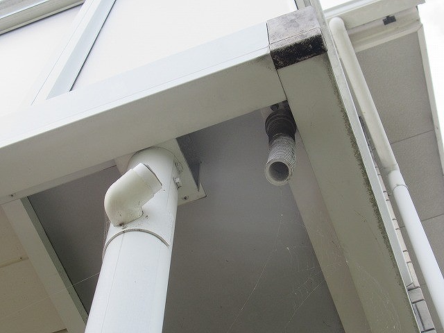 南アルプス市でベランダのドレン(排水溝)と竪樋を繋ぐパイプが破損している様子