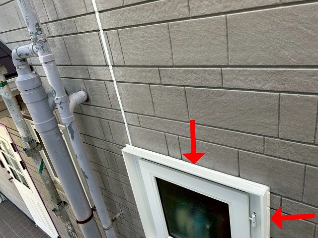 南アルプス市で窓・ドア・換気フードのサッシ廻りにシーリング増し打ち工事を行う様子(完工時)