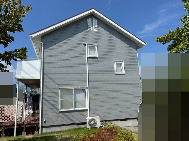 南アルプス市で黄ばみの目立つヤギリ(通気口・ガラリ・ルーバー)に吹き付け塗装を行う様子