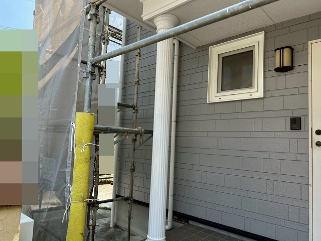 南アルプス市で柱ポーチ塗装でシリコン塗料（ファインSi）を使用する様子