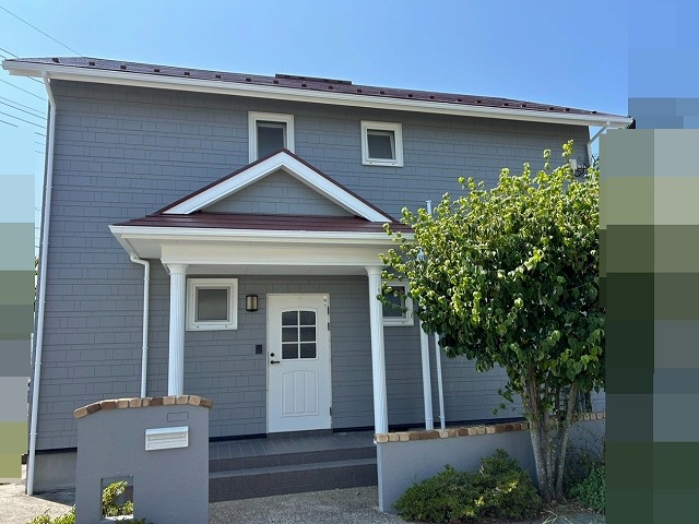 南アルプス市で経年劣化で黒ずみ・変色した破風の塗装メンテナンスのビフォーアフター