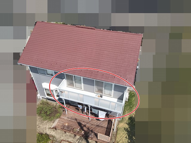 南アルプス市で黄ばみ・シミのある目隠しパネルに塗装を行う様子