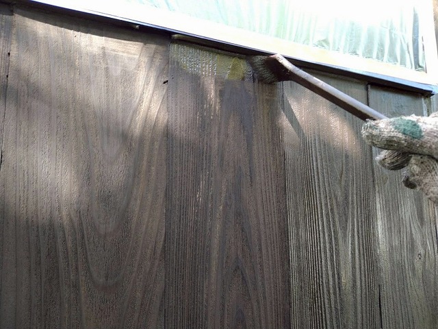 北杜市で木部外壁（木製の外壁）を塗装する際にキシラデコールで塗装を行う様子