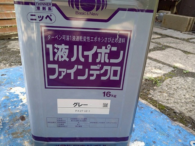北杜市で別荘の屋根塗装前に、板金に錆止めを塗布する様子