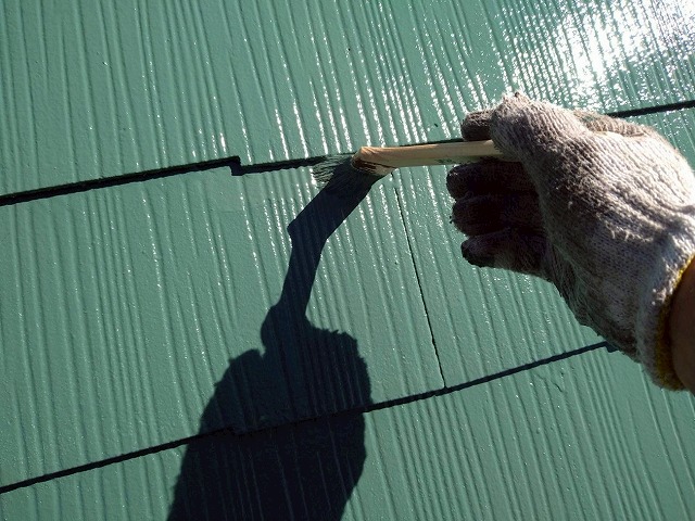 北杜市でスレート屋根にファインパーフェクトベストで上塗りを行う様子