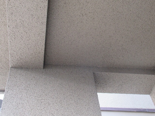 西八代郡市川三郷町で軒天に漏水箇所が無いか確認する様子