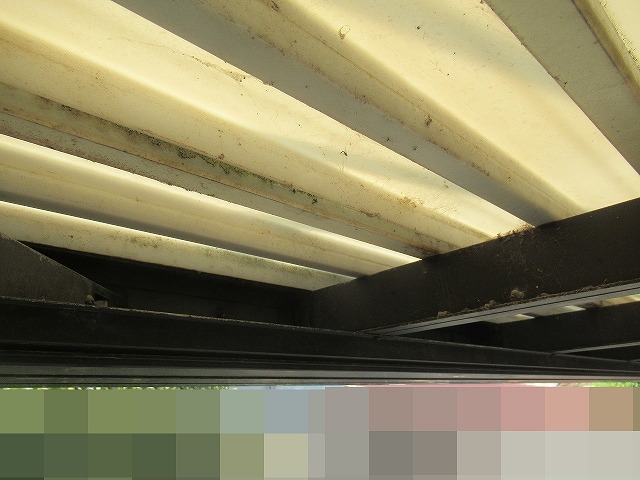 西八代郡市川三郷町で汚れが付着し、変色した庭の波板屋根