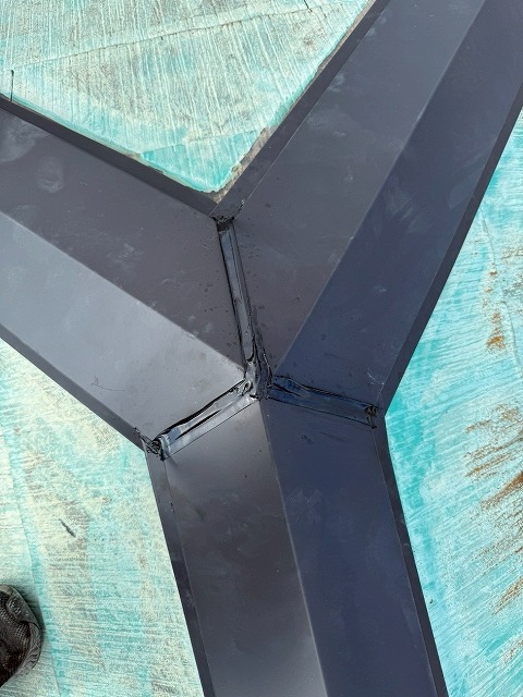 笛吹市で板金交換を行う様子(継ぎ目をシーリング処理・コーキング処理して雨漏り対策)